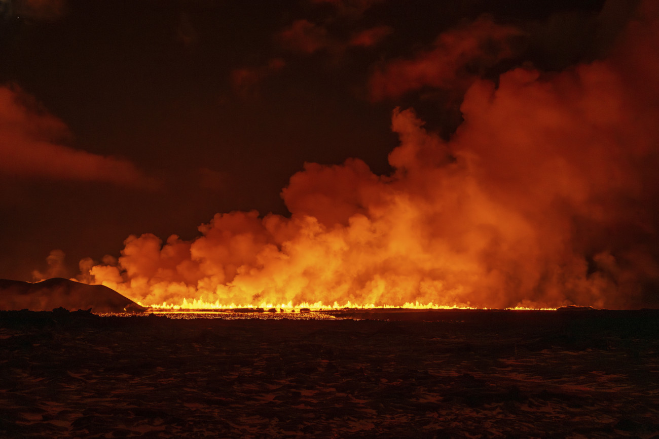 Reykjanes-félsziget, 2024. november 21.
Fortyogó láva tör fel egy újabb kőzetrepedésből az izlandi Reykjanes-félszigeten 2024. november 20-án. Az utóbbi egy évben fokozódott a vulkanikus tevékenység Izland északkeleti félszigetén.
MTI/AP/Marco di Marco