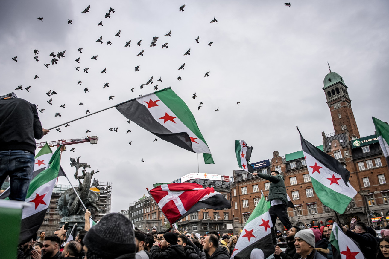 Koppenhága, 2024. december 8.
Dániában élő szíriaiak ünnepelnek Bassár el-Aszad szíriai elnök kormányának megdöntése után Koppenhágában 2024. december 8-án. Bassár el-Aszad lemondott hivataláról és elhagyta Szíriát, miután a szíriai lázadók hajnalban elfoglalták Damaszkuszt.
MTI/EPA/Ritzau/Emil Helms