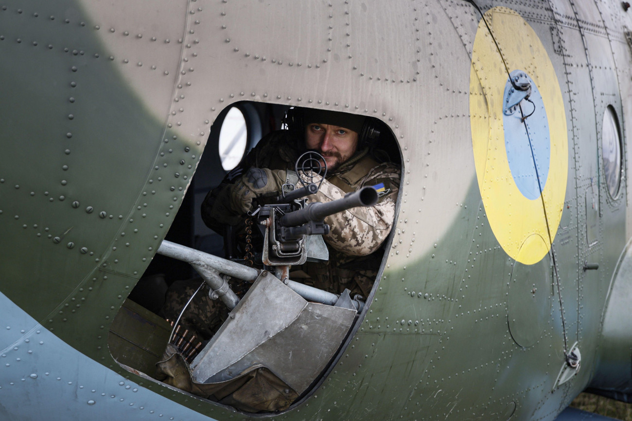 Az ukránok a helikopter hátsó, teherajtajába vágott ablakba is szoktak géppuskát szerelni. A lövész drónokra, vagy éppen a földön támadó ellenségre is tüzelhet innen.