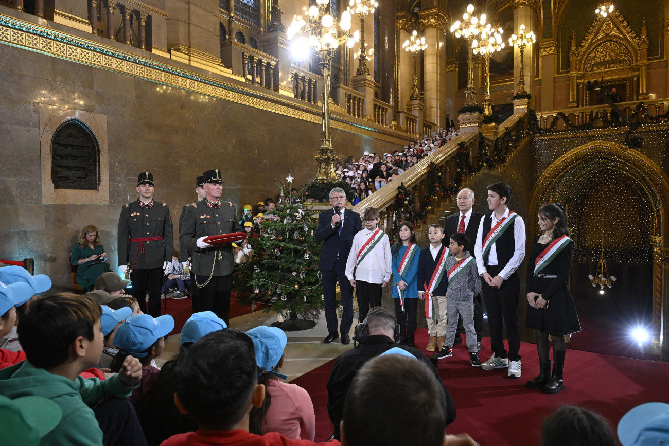 Budapest, 2024. december 21.
Kövér László, az Országgyűlés elnöke, a Nemzetközi Gyermekmentő Szolgálat (NGYSZ) Magyar Egyesületének elnöke (k) beszédet mond a hagyományos Országházi Gyermekkarácsony rendezvényen a Parlamentben, ahol az Országgyűlés és a Nemzetközi Gyermekmentő Szolgálat 800 hátrányos helyzetű, nehéz anyagi körülmények között élő általános iskolás gyermeket látott vendégül Magyarországról és határon túli, magyarok lakta településekről 2024. december 21-én. Jobbról Edvi Péter, a Nemzetközi Gyermekmentő Szolgálat (NGYSZ) alapító elnöke (j3).
MTI/Lakatos Péter