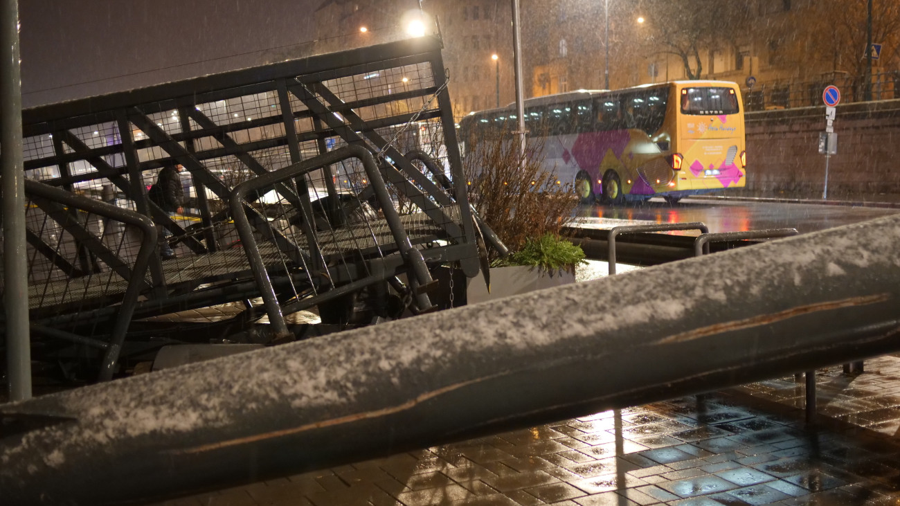 Budapest, 2024. december 22.
Hajóbaleset helyszíne a Margit híd közelében 2024. december 22-én. A hat tagból, uszályból és bárkákból álló vízi jármű a Duna-parton kisebb hajóknak és a Margit híd lábának ütközött, jelentős anyagi kárt okozva. Személyi sérülésről nem érkezett hír.
MTI/Mihádák Zoltán