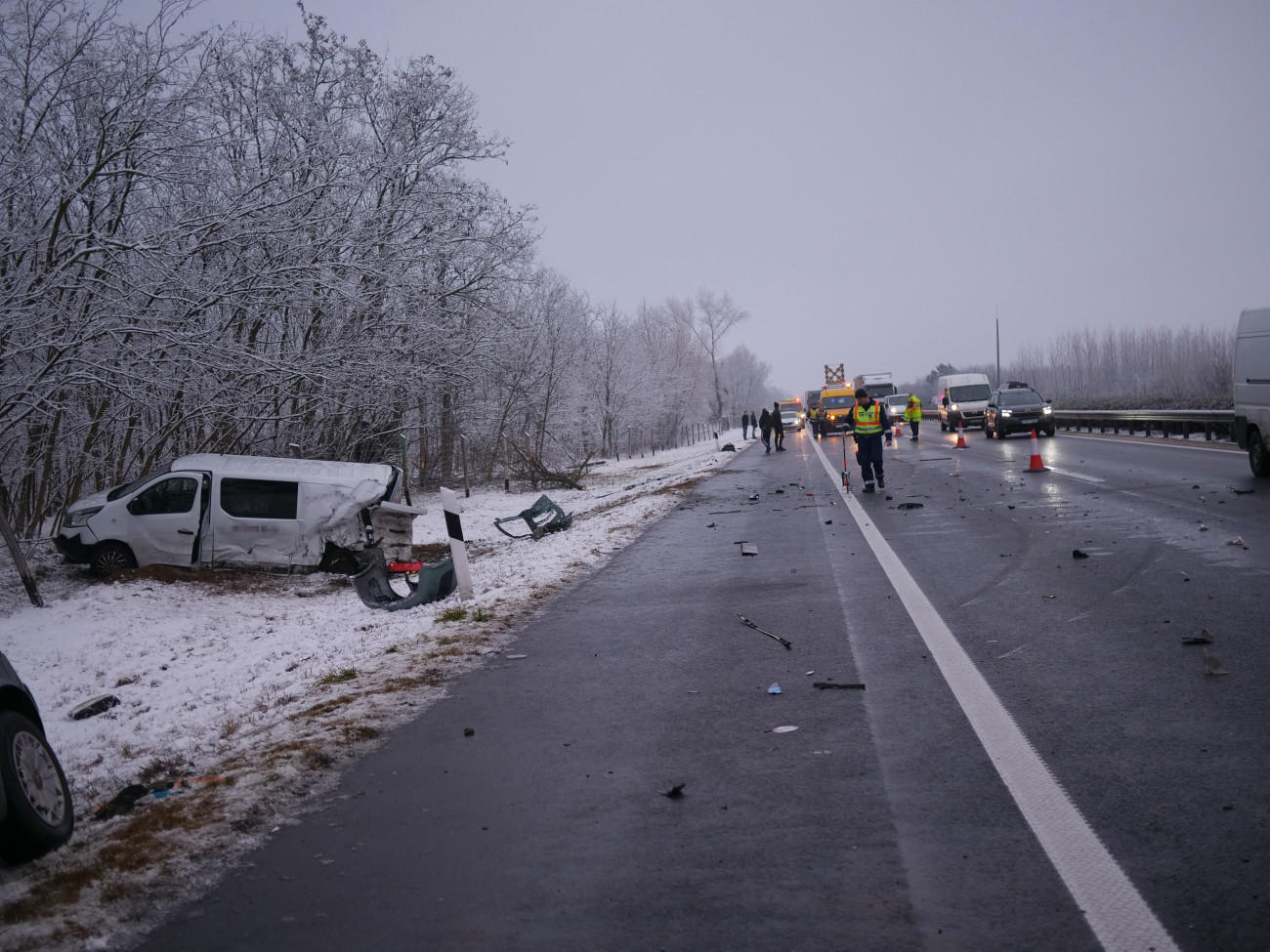 Inárcs, 2024. december 23.
Rendőrségi helyszínelés az M5-ös autópálya Budapest felé vezető oldalán Inárcsnál, ahol két ember meghalt és többen megsérültek, miután több jármű ütközött 2024. december 23-án. Egy terepjáró letért az útról, majd a segítségére érkező, a leállósávban álló mikrobuszba belehajtott egy román rendszámú autó.
MTI/Mihádák Zoltán