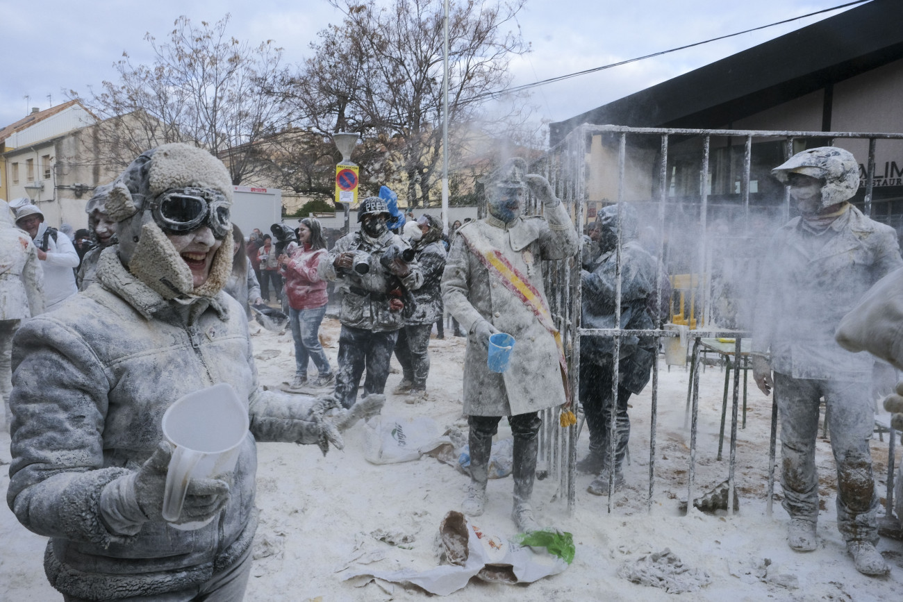 Ibi, 2024. december 28.
A hagyományos Els Enfarinats fesztivált rendezik meg Ibiben 2024. december 28-án. Mintegy kétszáz éve ezen a napon, az aprószentek napján hóbortos katonaruhát öltenek a kelet-spanyolországi Alicante tartományban fekvő város lakói, majd tojás és liszt bevetésével harcot vívnak a városháza előtt.
MTI/EPA/EFE/Pablo Miranzo