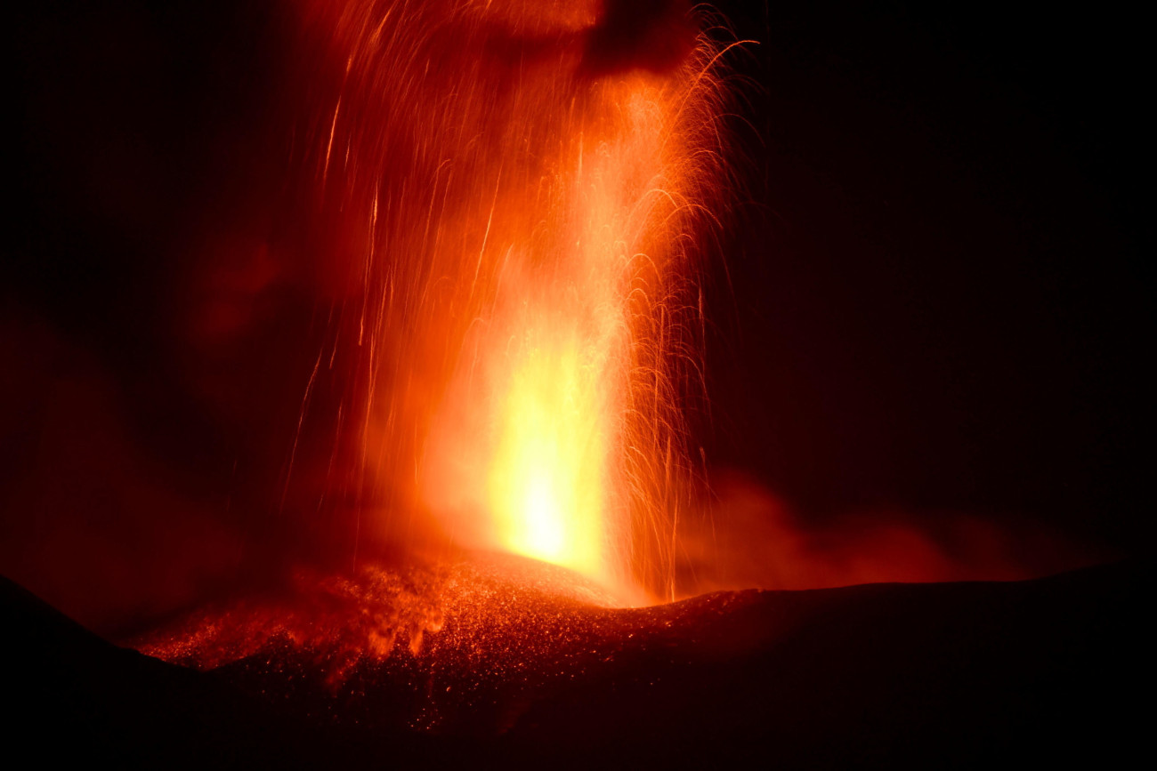 Fornazzo, 2024. július 16.
Izzó lávát és hamut lövell ki az Etna tűzhányó Szicíliában 2024. július 15-én. A kráterből feltörő füstoszlop magassága körülbelül 6000 méter volt.
MTI/EPA/ANSA/Orietta Scardino