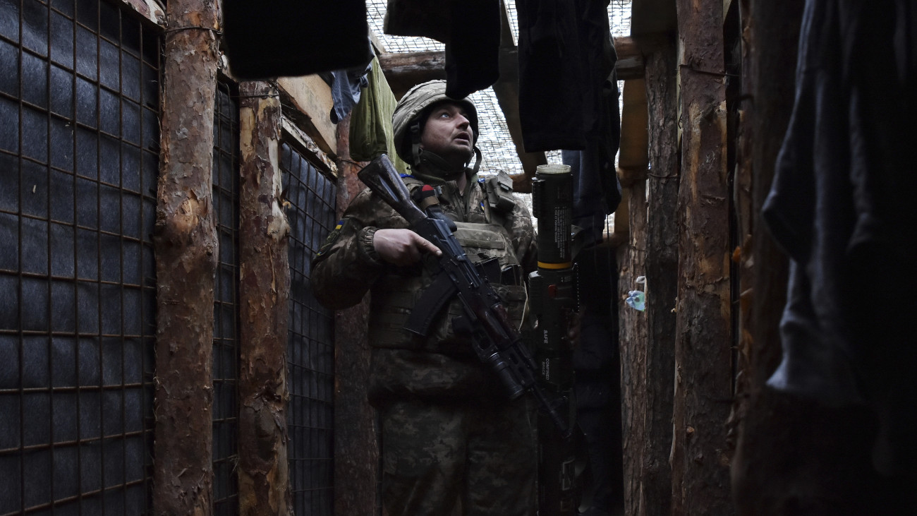 Zaporizzsjai terület, 2024. december 31.
Az ukrán 65. gépesített dandár sajtószolgálatának képén a dandár katonája a délkelet-ukrajnai Zaporizzsjai területen húzódó front egyik lövészárkában 2024. december 31-én, az Ukrajna elleni orosz háború alatt.
MTI/AP/Ukrán 65. gépesített dandár/Andrij Andrijenko