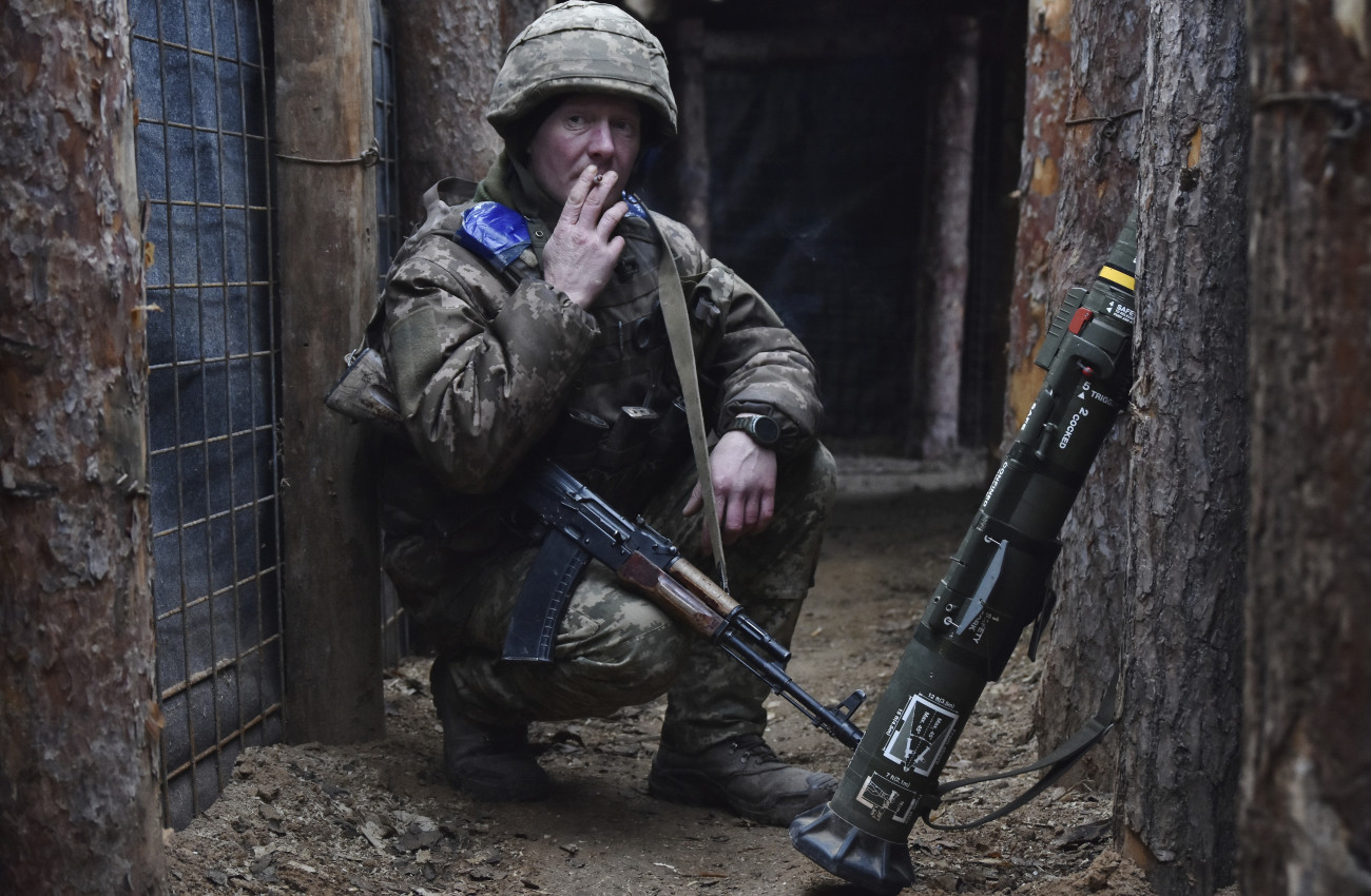 Zaporizzsjai terület, 2024. december 31.
Az ukrán 65. gépesített dandár sajtószolgálatának képén a dandár katonája a délkelet-ukrajnai Zaporizzsjai területen húzódó front egyik lövészárkában 2024. december 31-én, az Ukrajna elleni orosz háború alatt.
MTI/AP/Ukrán 65. gépesített dandár/Andrij Andrijenko