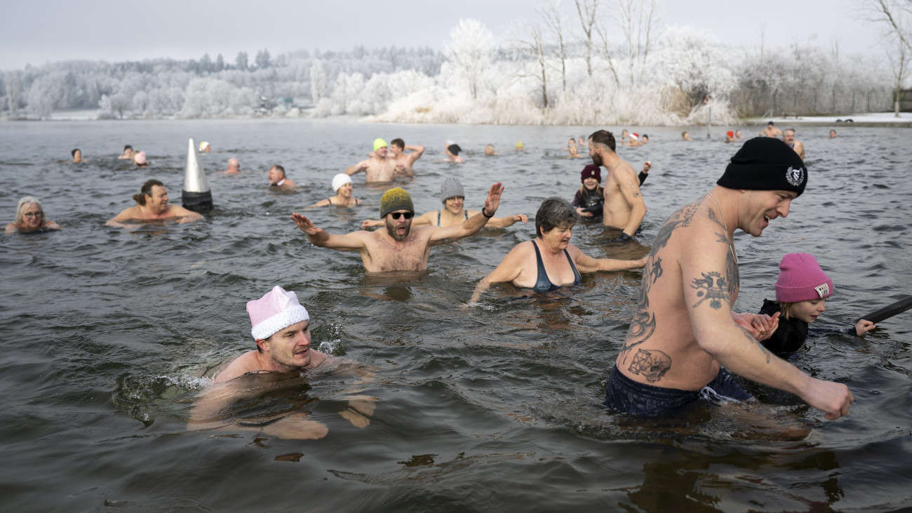 Moosseedorf, 2024. december 31.
Szilveszteri úszók a Moos-tóban, a svájci Moosseedorfban 2024. december 31-én. A helybeliek téli úszóklubja 1999 óta szervezi meg a füdőzést a tó ilyenkor 4-5 Celsius-fokos vizében.
MTI/EPA/Keystone/Anthony Anex