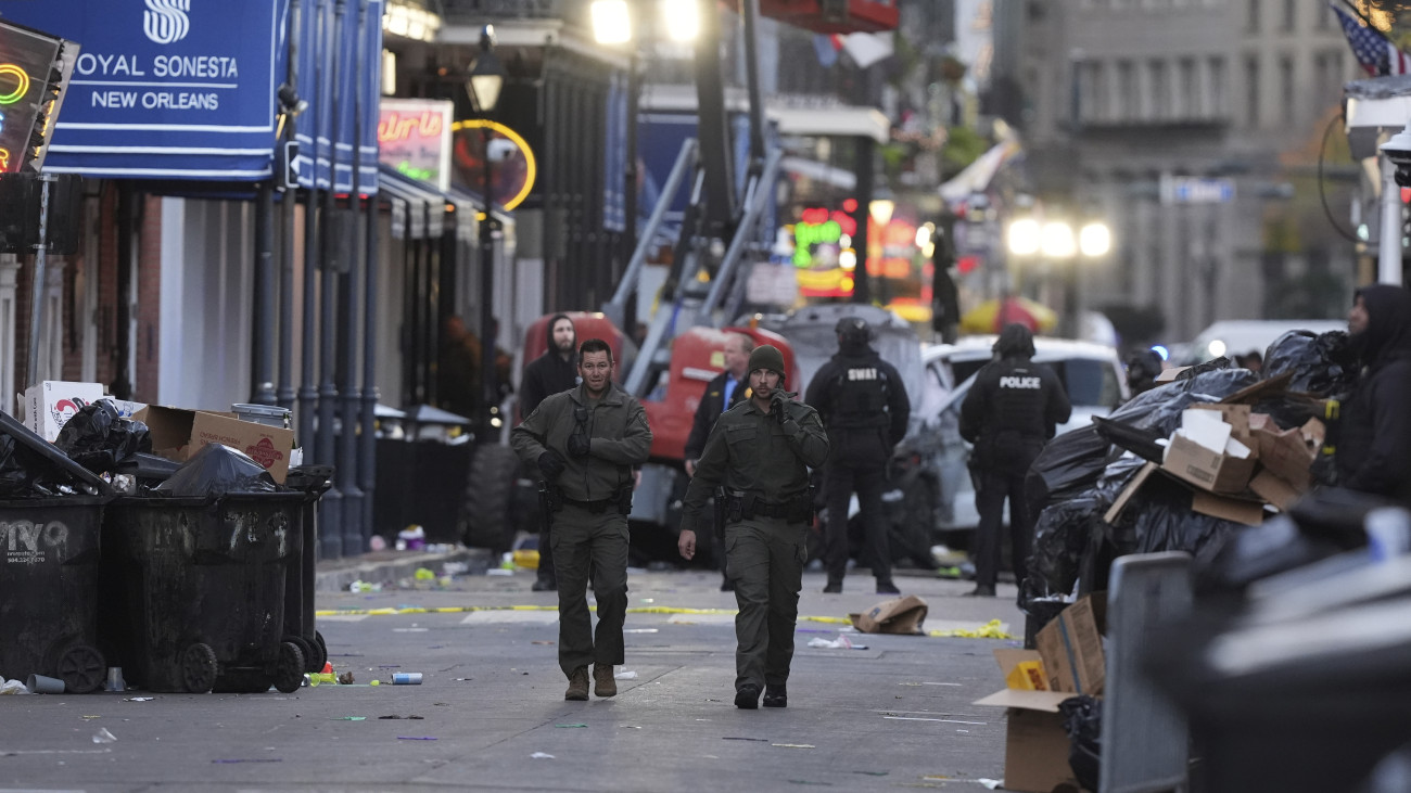 New Orleans, 2025. január 1.
Rendőrök biztosítják a helyszínt, miután egy autó belehajtott az ünneplő tömegbe a Louisana állambeli New Orleans egyik népszerű főutcájában 2025. január 1-jén. Az incidensnek a 10 halálos áldozaton kívül több mint 30 sebesültje van.
MTI/AP/Gerald Herbert