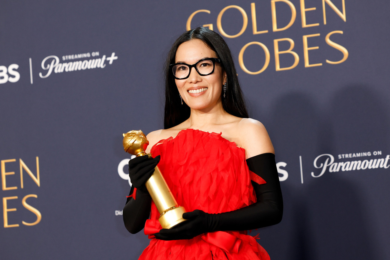 Los Angeles, 2025. január 6.
Ali Wong amerikai humorista, színésznő a legjobb televíziós stand-up komikusnak odaítélt elismeréssel az amerikai filmes és televíziós Golden Globe-díjak 82. átadási ünnepségén a Los Angeles-i Beverly Hilton Hotelben 2025. január 5-én.
MTI/EPA/Caroline Brehman