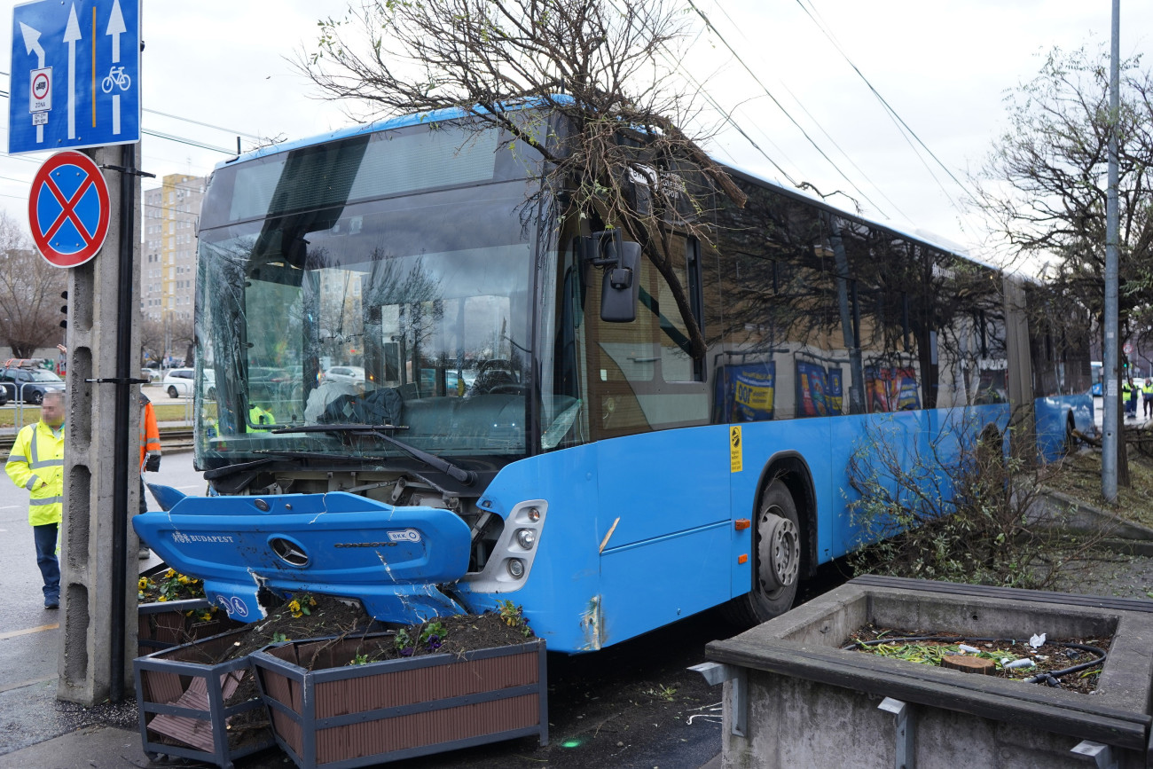 Budapest, 2025. január 8.
Sérült BKK-autóbusz, miután felhajtott a járdára a XIX. kerületi Üllői úton 2025. január 8-án. A balesetben egy ember könnyebben megsérült. 
MTI/Mihádák Zoltán