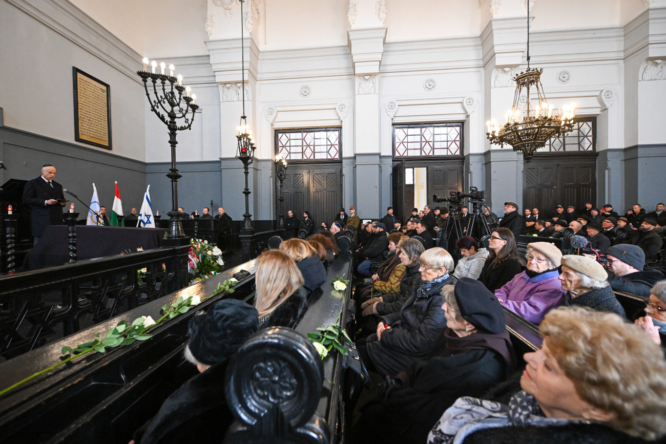 Budapest, 2025. január 9.
Szalay-Bobroviczky Kristóf honvédelmi miniszter beszédet mond Keleti Ágnes temetésén a budapesti Kozma utcai izraelita temetőben 2025. január 9-én. Keleti Ágnes ötszörös olimpiai bajnok tornász, a Nemzet Sportolója, Magyarország legtöbb olimpiai éremmel rendelkező női sportolója százhárom éves korában 2025. január 2-án hunyt el.
MTI/Illyés Tibor