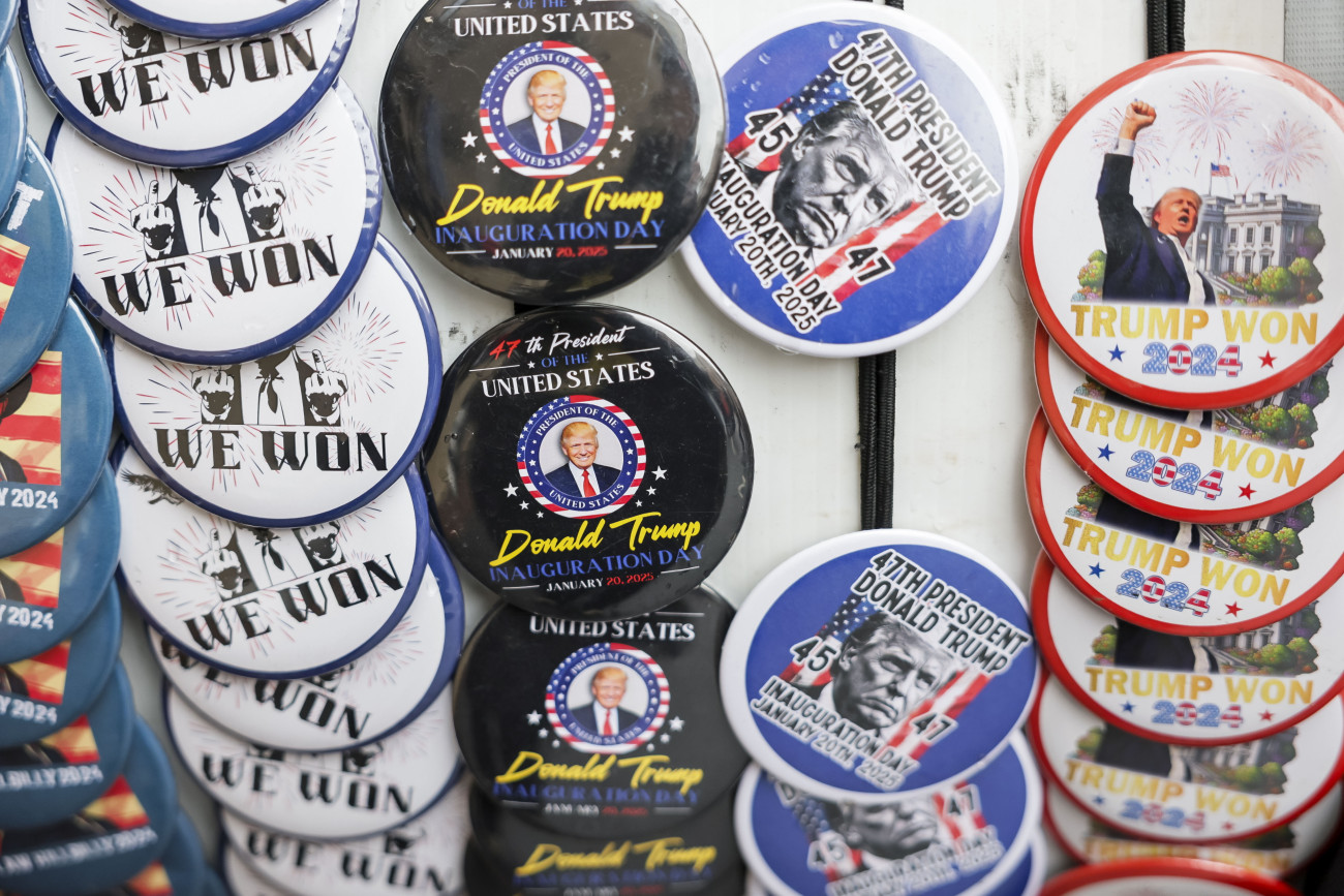 Washington, 2025. január 20.
Kitűzők egy árusnál a washingtoni Capital One Arénában, ahol Donald Trump megválasztott amerikai elnök másnapi beiktatásának alkalmából nagygyűlést tartanak 2025. január 19-én.
MTI/EPA/Allison Dinner