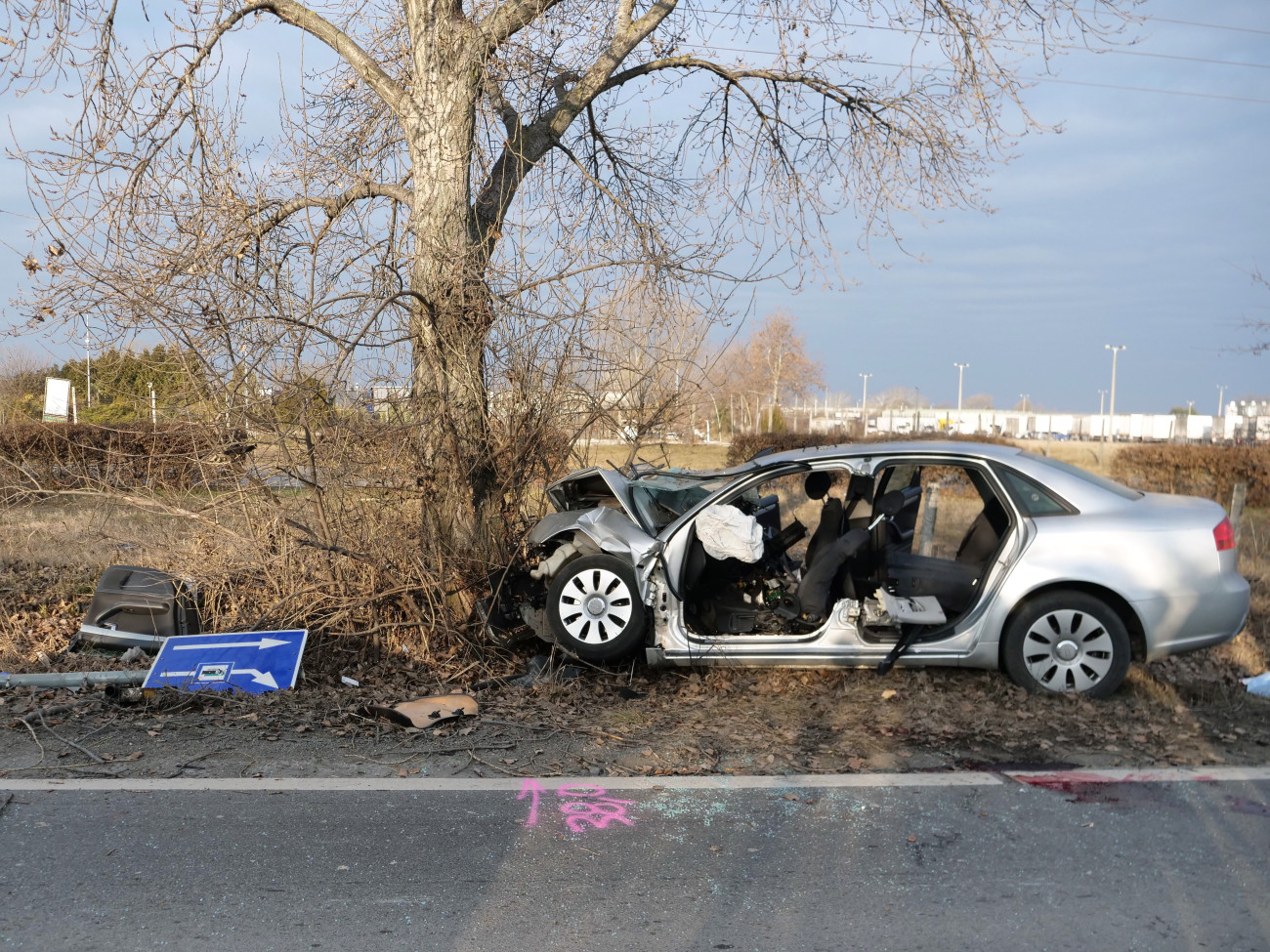 Szigetszentmiklós, 2025. február 22.
Összeroncsolódott személyautó Szigetszentmiklóson, a Csepeli úton 2025. február 22-én. Az autó letért az útról, árokba hajtott és nekiütközött egy fának. A jármű 23 éves sofőrje - egy szolgálaton kívüli rendőr - és egyik, szintén 23 éves utasa a helyszínen meghalt, míg a harmadik, 24 éves utas súlyosan megsérült, őt kórházba szállították.
MTI/Mihádák Zoltán