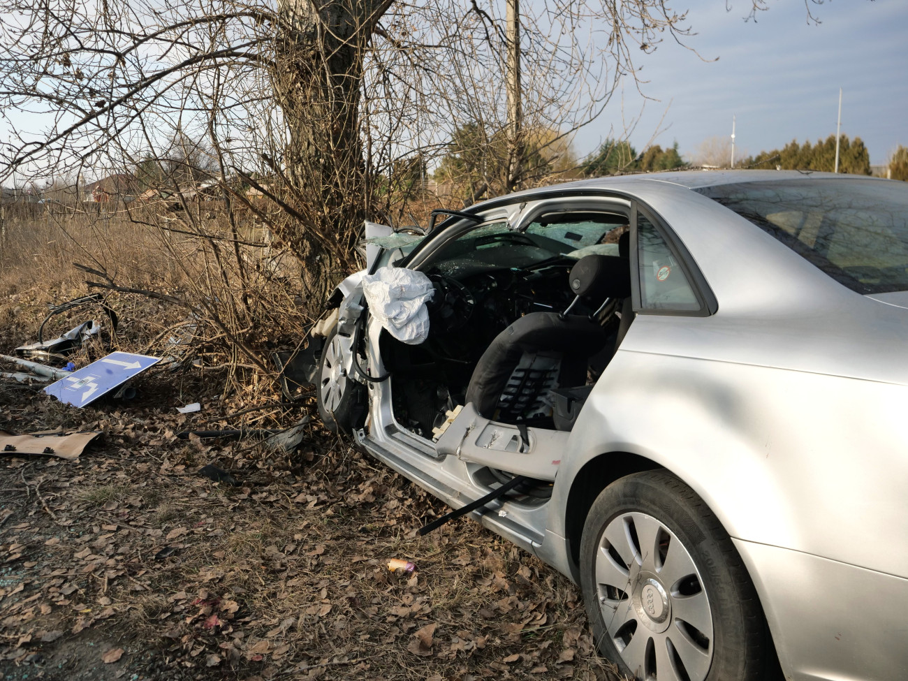 Szigetszentmiklós, 2025. február 22.
Összeroncsolódott személyautó Szigetszentmiklóson, a Csepeli úton 2025. február 22-én. Az autó letért az útról, árokba hajtott és nekiütközött egy fának. A jármű 23 éves sofőrje - egy szolgálaton kívüli rendőr - és egyik, szintén 23 éves utasa a helyszínen meghalt, míg a harmadik, 24 éves utas súlyosan megsérült, őt kórházba szállították.
MTI/Mihádák Zoltán