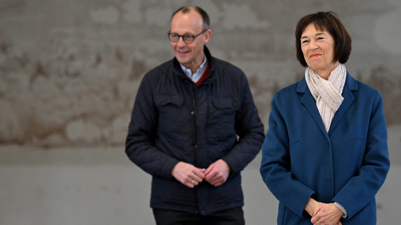 Arnsberg, 2025. február 23.
Friedrich Merz, a Kereszténydemokrata Unió (CDU) elnöke, a CDU és bajor testvérpártja, a Keresztényszociális Unió (CSU) közös jelöltje (b) és felesége, Charlotte, miután leadták szavazatukat a németországi előrehozott szövetségi parlamenti választáson az Észak-Rajna-Vesztfália tartományban lévő Arnsbergben 2025. február 23-án.
MTI/EPA/Fabian Strauch
