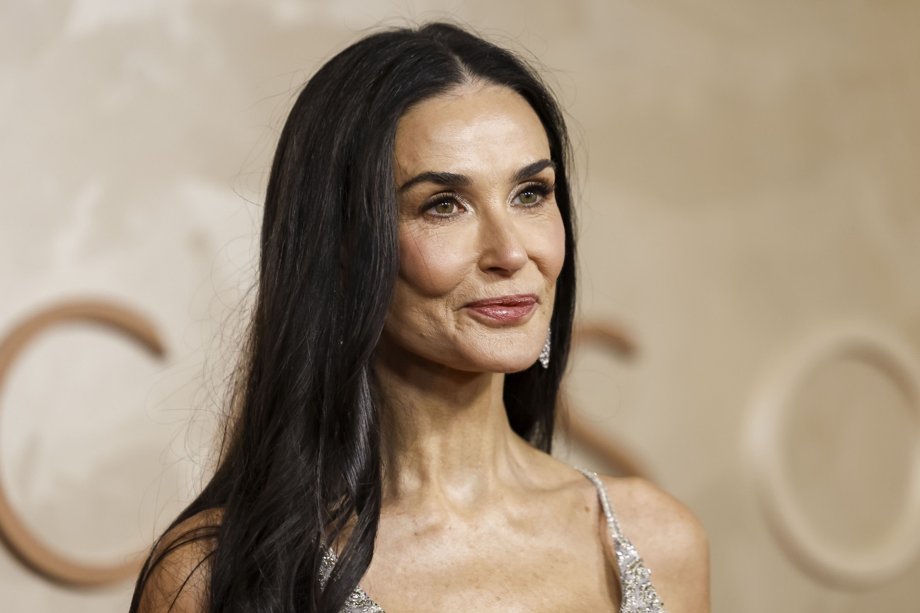 Los Angeles, 2025. március 03.
Demi Moore amerikai színésznő megérkezik az Oscar-díjak 97. átadási ünnepségére a Los Angeles-i Dolby Színházba, március 2-án. Moore A szer (The Substance) című testhorrorban nyújtott alakításáért jelölték a legjobb női főszereplőnek járó Oscar-díjra.
MTI/EPA/Caroline Brehman