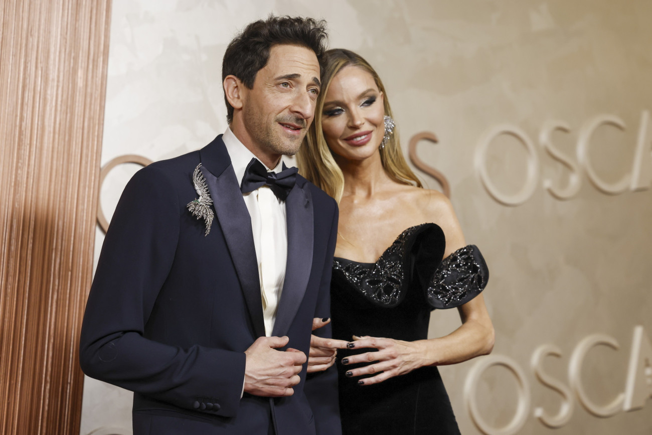 Los Angeles, 2025. március 03.
Adrien Brody amerikai színész és élettársa, Georgina Chapman angol divattervező, színésznő megérkezik az Oscar-díjak 97. átadási ünnepségére a Los Angeles-i Dolby Színházba 2025. március 2-án. Brodyt A brutalista (The Brutalist) című, túlnyomórészt Budapesten forgatott drámában nyújtott alakításáért jelölték a legjobb férfi főszereplőnek járó Oscar-díjra.
MTI/EPA/Caroline Brehman