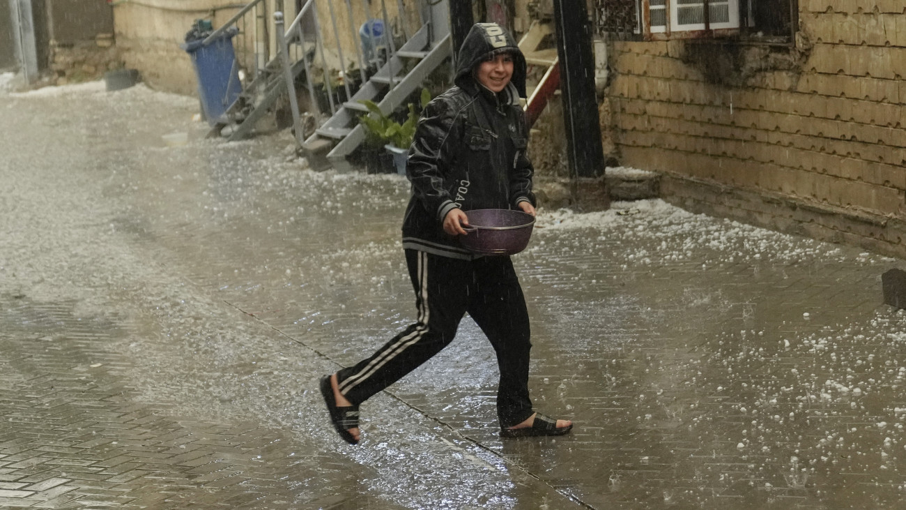 Bagdad, 2025. március 8.
Férfi fut a jégesőben egy bagdadi utcán 2025. március 8-án.
MTI/AP/Hadi Mizban