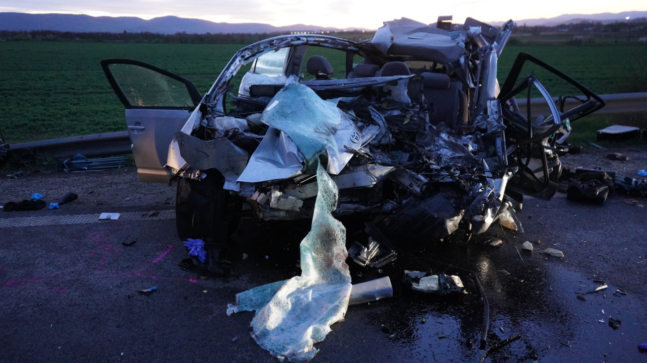 Rád, 2025. április 5.
Összeroncsolódott személyautó az M2-es autóúton 2025. április 5-én. Az autó a 37-es kilométernél, Rád térségében eddig tisztázatlan körülmények között áttért a szemközti sávba és ott egy tehergépkocsival ütközött. A személygépkocsi mindkét utasa a helyszínen meghalt, a tehergépkocsi sofőrje könnyebben sérült.
MTI/Mihádák Zoltán