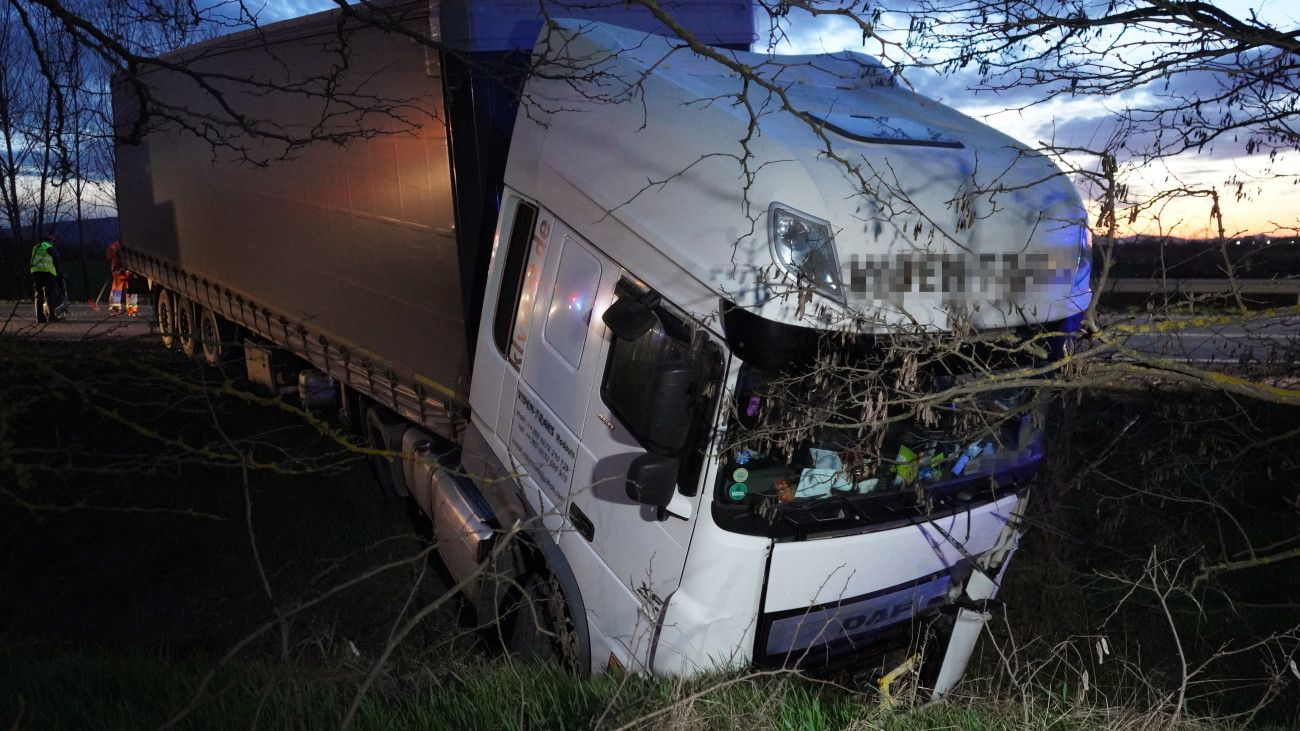 Rád, 2025. április 5.
Összetört kamion az M2-es autóúton 2025. április 5-én. Egy autó a 37-es kilométernél, Rád térségében eddig tisztázatlan körülmények között áttért a szemközti sávba és ott összeütközött a tehergépkocsival. A személygépkocsi mindkét utasa a helyszínen meghalt, a tehergépkocsi sofőrje könnyebben sérült.
MTI/Mihádák Zoltán