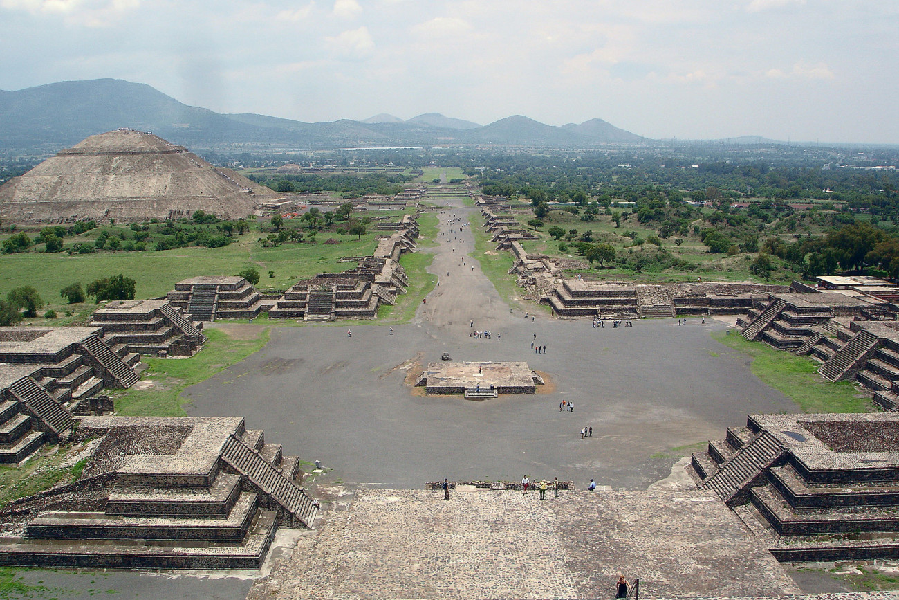 Teotihuacan város központja. A Nap-piramis (a háttérben balra) és a 