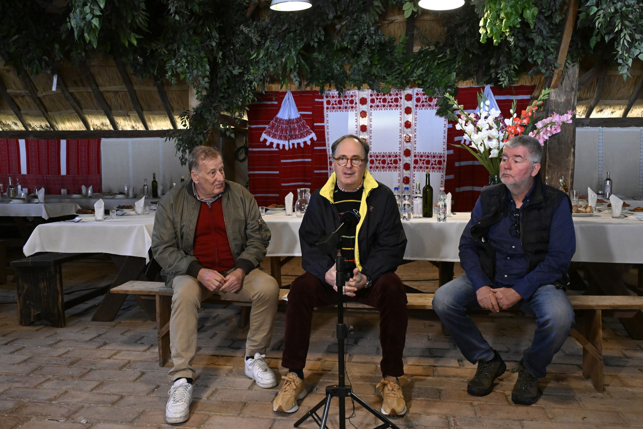 Szentendre, 2025. április 25.
Zsuráfszky Zoltán vezető koreográfus, Káel Csaba rendező és Lajos Tamás producer, vezető operatőr (b-j) a Magyar menyegző című játékfilm forgatásának sajtónapján tartott tájékoztatón a Szentendrei Szabadtéri Néprajzi Múzeumban 2025. április 25-én. A magyar néptáncot bemutató játékfilm a Médiaszolgáltatás-támogató és Vagyonkezelő Alap és a Szupermodern Stúdió koprodukciójában készül.
MTI/Lakatos Péter