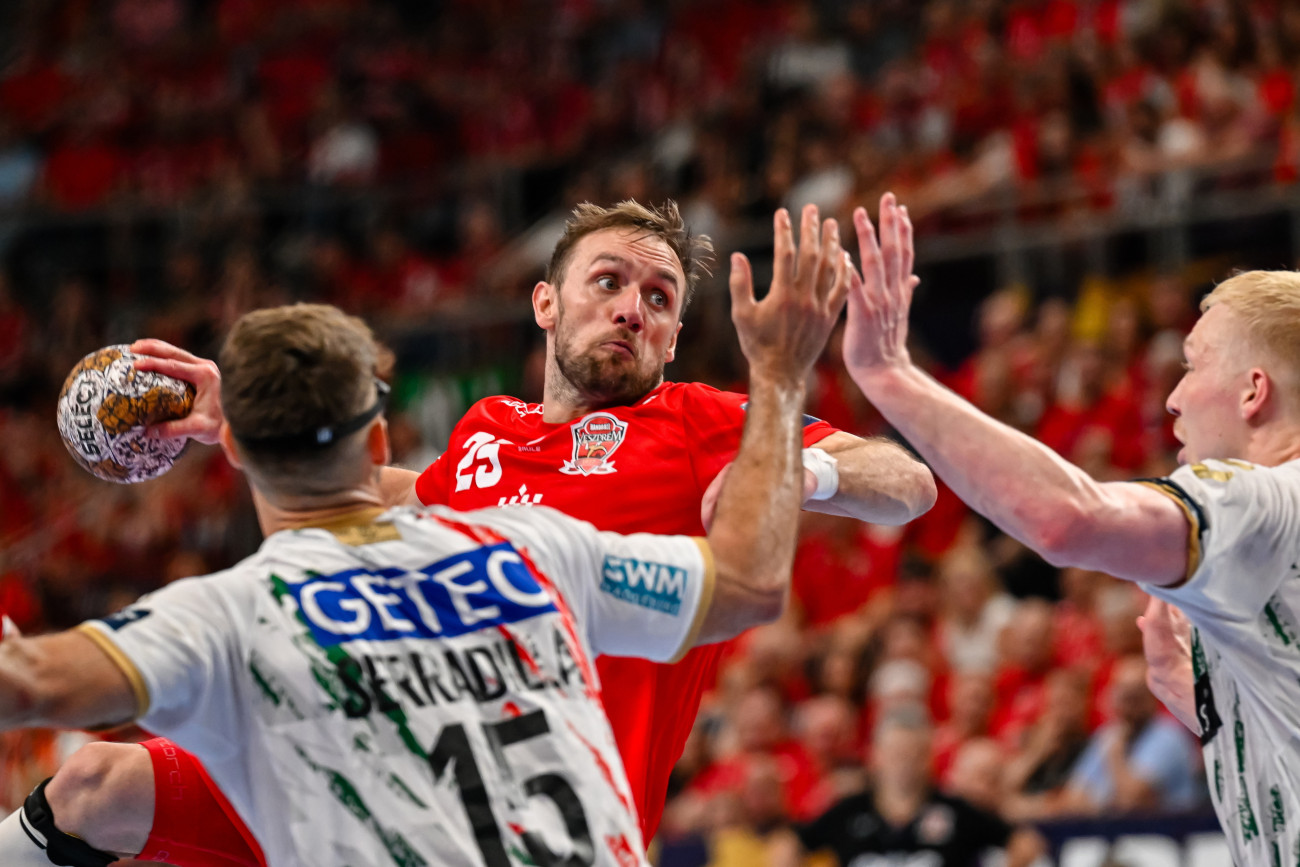 Veszprém, 2025. május 1.
Luka Cindric  (k), a Veszprém, valamint Antonio Serradilla (b) és Magnus Saugstrup Jensen (j), a Magdeburg játékosai a férfi kézilabda Bajnokok Ligája negyeddöntőjében, a One Veszprém HC - SC Magdeburg visszavágó mérkőzésen a Veszprém Arénában 2025. május 1-jén. A Magdeburg 28-27-re győzött és bejutott a négyes döntőbe.
MTI/Vasvári Tamás