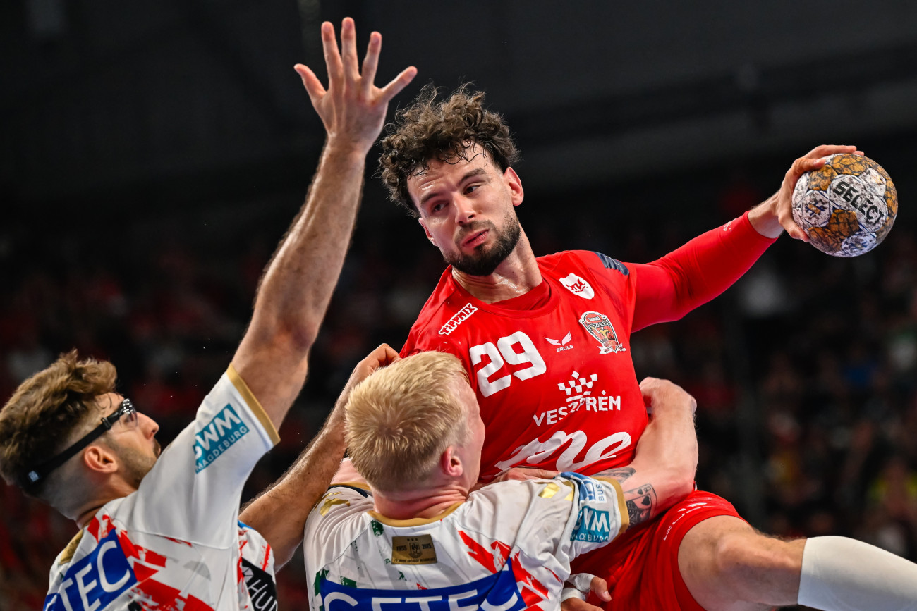 Veszprém, 2025. május 1.
Nedim Remili (k), a Veszprém, valamint Antonio Serradilla (b) és Magnus Saugstrup Jensen (j), a Magdeburg játékosai a férfi kézilabda Bajnokok Ligája negyeddöntőjében, a One Veszprém HC - SC Magdeburg visszavágó mérkőzésen a Veszprém Arénában 2025. május 1-jén. A Magdeburg 28-27-re győzött és bejutott a négyes döntőbe.
MTI/Vasvári Tamás