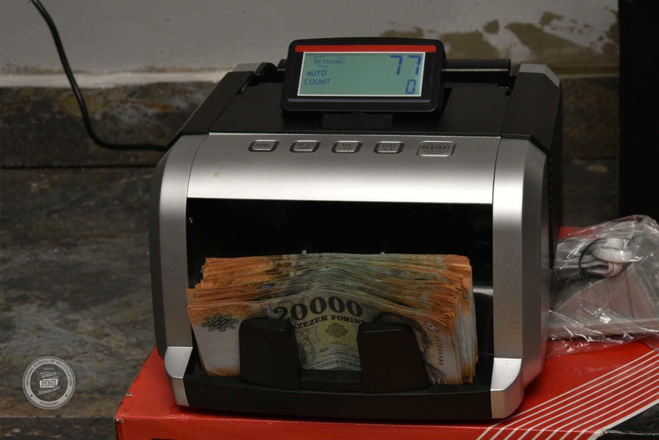 A rendőrök rengeteg készpénzt foglaltak le a kábítószer kereskedőktől. Kép: police.hu