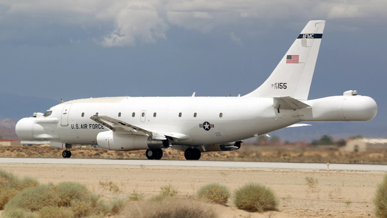 Ebből a szögből sem valami kecses a RAT55. A hatalmas hátsó radardóm tetején elektrooptikai és infravörös érzékelők láthatók.