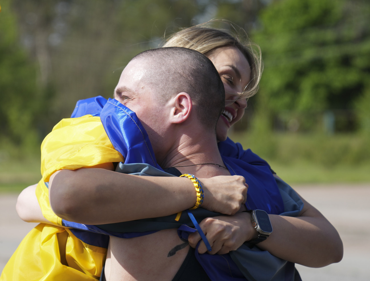 Ukrajna, 2025. május 23.
Hozzátartozóját öleli egy orosz fogságból szabadult ukrán hadifogoly, miután társaival ukrán területre érkezett 2025. május 23-án, az Ukrajna elleni orosz háború negyedik évében. Az ezer-ezer főre kiterjedő fogolycseréről május 16-án született megállapodás Isztambulban, az orosz és ukrán delegációk közvetlen tárgyalásán. A fogolycsere május 23-i, első fázisában 390 ukrán és ugyanannyi orosz hadifogoly nyerte vissza szabadságát.
MTI/EPA/STRINGER