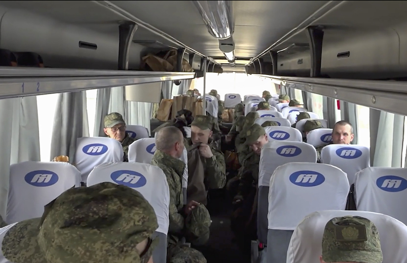 Fehéroroszország, 2025. május 23.
Az orosz védelmi minisztérium sajtószolgálatának felvételén ukrán fogságból szabadult orosz hadifoglyok érkeznek a fehérorosz határra 2025. május 23-án, az Ukrajna elleni orosz háború negyedik évében. Az ezer-ezer főre kiterjedő fogolycseréről május 16-án született megállapodás Isztambulban, az orosz és ukrán delegációk közvetlen tárgyalásán. A fogolycsere május 23-i, első fázisában 390 orosz és ugyanannyi ukrán hadifogoly nyerte vissza szabadságát.
MTI/EPA/Orosz védelmi minisztérium sajtószolgálata