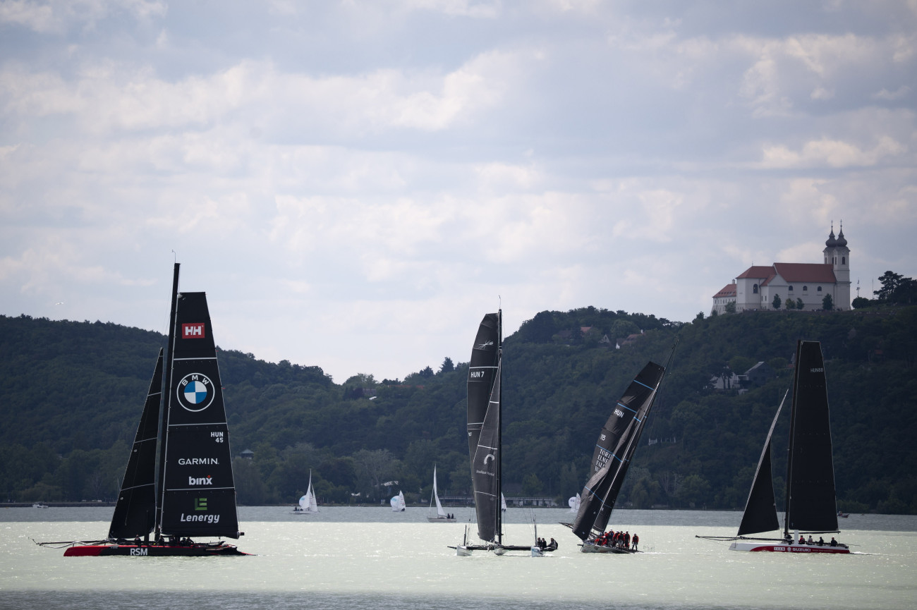 Balatonfüred, 2025. május 24.
A Balatoni Évadnyitó Kékszalag Port Nagydíjon versenyző hajók Balatonfüred közelében 2025. május 24-én. A versennyel megkezdődött a 90. balatoni vitorlásszezon.
MTI/Bodnár Boglárka