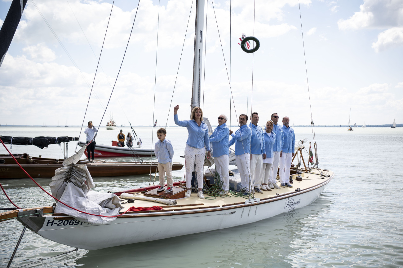 Balatonfüred, 2025. május 24.
Koszorút dobnak a vízbe az évadnyitó vitorlásverseny rajtja előtt Balatonfüreden 2025. május 24-én. A 90. balatoni vitorlásszezon a Balatoni Évadnyitó Kékszalag Port Nagydíjjal kezdődött meg.
MTI/Bodnár Boglárka