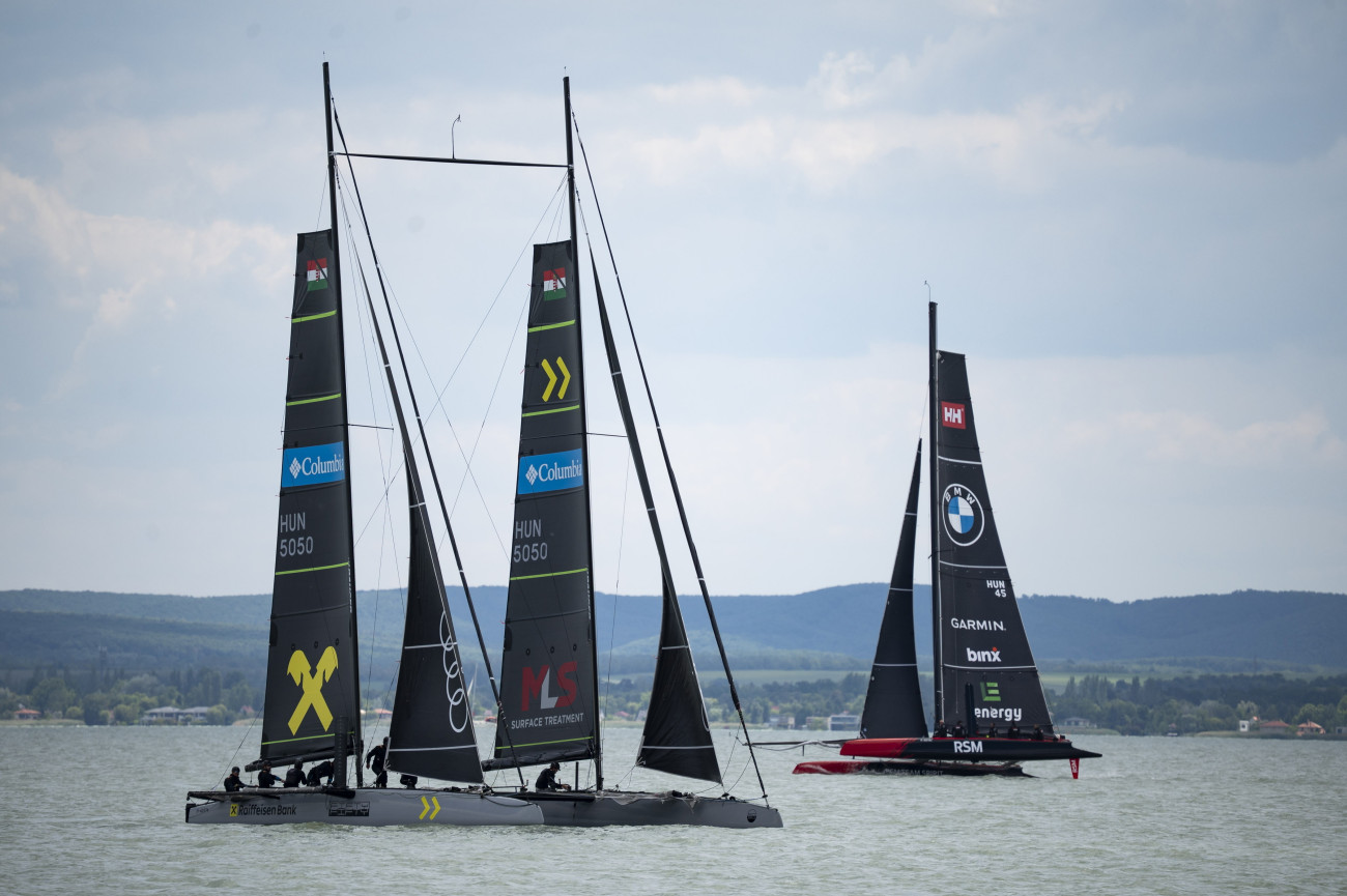 Balatonfüred, 2025. május 24.
A későbbi győztes Raiffeisen Fifty-Fifty kétárbócos, magyar építésű katamarán (elöl), mellette a későbbi második helyezett RSM katamarán a Balatoni Évadnyitó Kékszalag Port Nagydíjon Balatonfüred közelében 2025. május 24-én. A versennyel megkezdődött a 90. balatoni vitorlásszezon.
MTI/Bodnár Boglárka