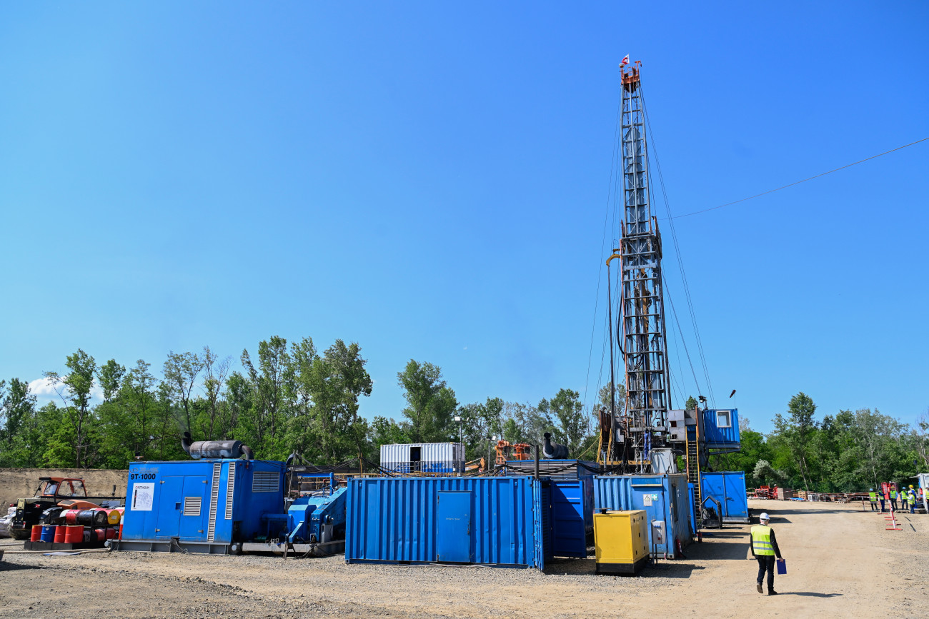 Budapest, 2025. május 28.
Munkaterület a Liszt Ferenc Nemzetközi Repülőtér megújuló és fenntartható geotermikus energiaellátása érdekében végzett munkálatok bemutatása napján a Budapest Airport területén 2025. május 28-án. A tervek szerint a repülőtér energiaellátását biztos alapokra helyezik, ennek egyik módja, hogy geotermikus energiával látják el Magyarország legnagyobb repterét.
MTI/Máthé Zoltán