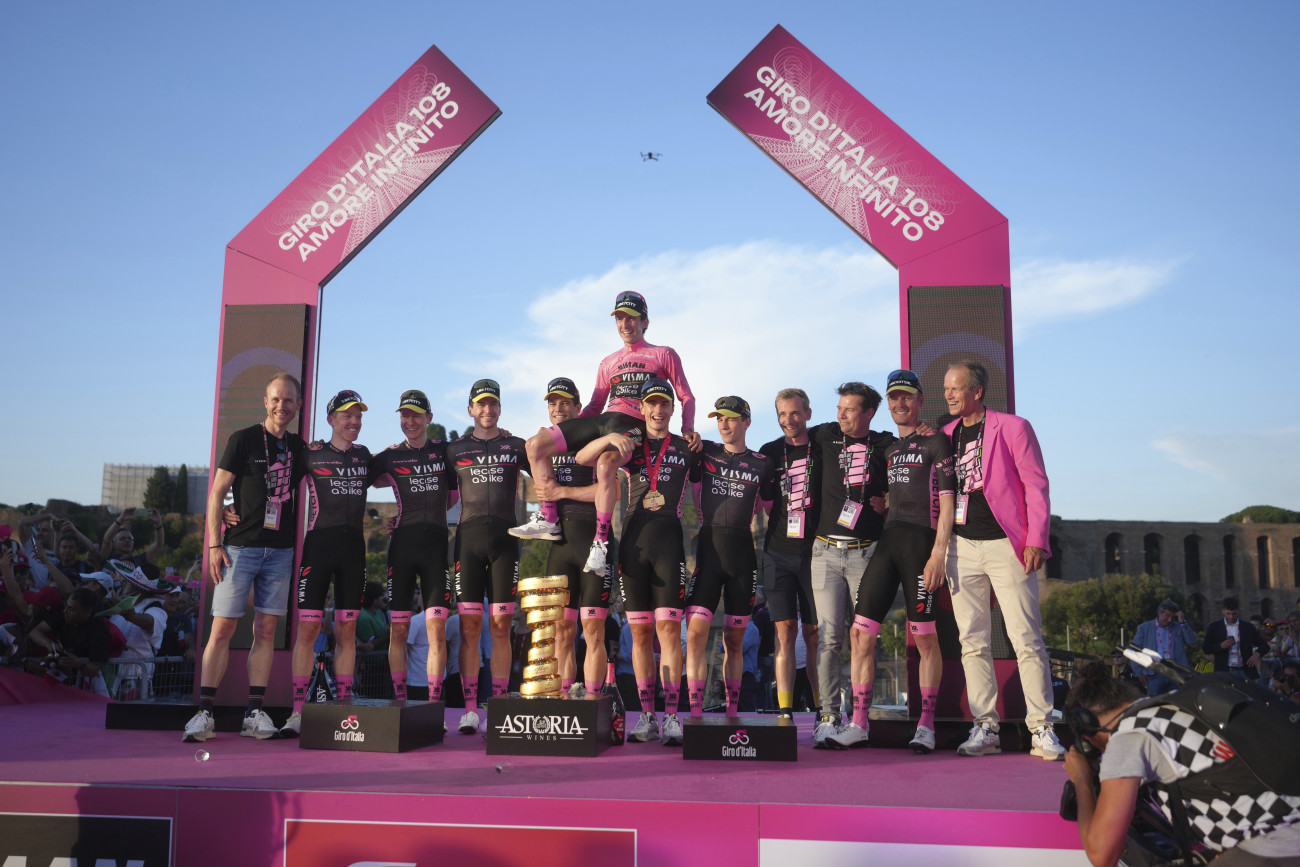 Róma, 2025. június 1.
Simon Philip Yates, a Visma-Lease a Bike csapat brit versenyzője (k) az összetettben győztesnek járó rózsaszín mezben ünnepel csapattársaival a Giro d'Italia olasz országúti kerékpáros körverseny 21., utolsó, római 143 kilométeres szakasza után rendezett eredményhirdetésen 2025. június elsején.
MTI/AP/Alessandra Tarantino