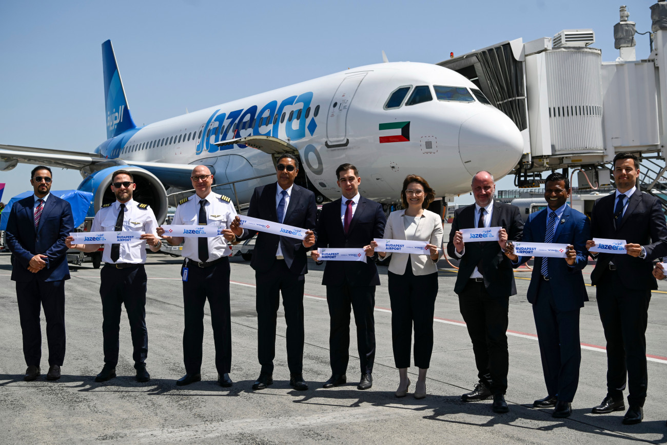 Budapest, 2025. június 5.
Illés Boglárka, a Külgazdasági és Külügyminisztérium kétoldalú kapcsolatokért felelős államtitkára (b6), Antal Ferenc, a Nemzetgazdasági Minisztérium stratégiai tranzakciókért felelős helyettes államtitkára, a Budapest Airport igazgatóságának tagja (b5), Ritter Máté, a Budapest Airport járatfejlesztési vezetője (b9), Barathan Pasupathi, a Jazeera Airways vezérigazgatója (b8), Tarek Abdullah M. al-Faradzs, Kuvait magyarországi nagykövete (b4) és Szabó András, Magyarország kuvaiti nagykövete (b7) a Jazeera Airways első menetrendszerinti Kuvaitváros-Budapest járata (a háttérben) megérkezésékor a Liszt Ferenc Nemzetközi Repülőtéren 2025. június 5-én. Közvetlen légijárat indult a két főváros között, a Jazeera Airways járata heti kétszer közlekedik.
MTI/Purger Tamás