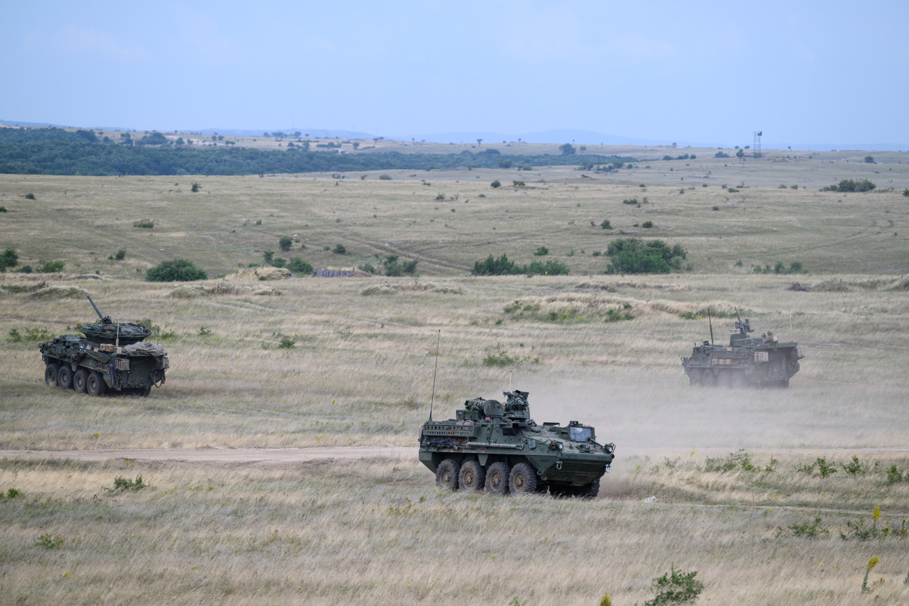 Hajmáskér, 2025. június 16.
Az amerikai haderő Stryker gyalogsági szállítójárműje a Saber Guardian 2025 nemzetközi hadgyakorlat dinamikus bemutatóján Hajmáskér közelében, a honvédség nullponti lő- és gyakorlóterén 2025. június 16-án. A hadgyakorlaton 800 magyar, 1200 amerikai és mintegy 600 spanyol katona vesz részt, amely június 6. és 24. között zajlik.
MTI/Vasvári Tamás