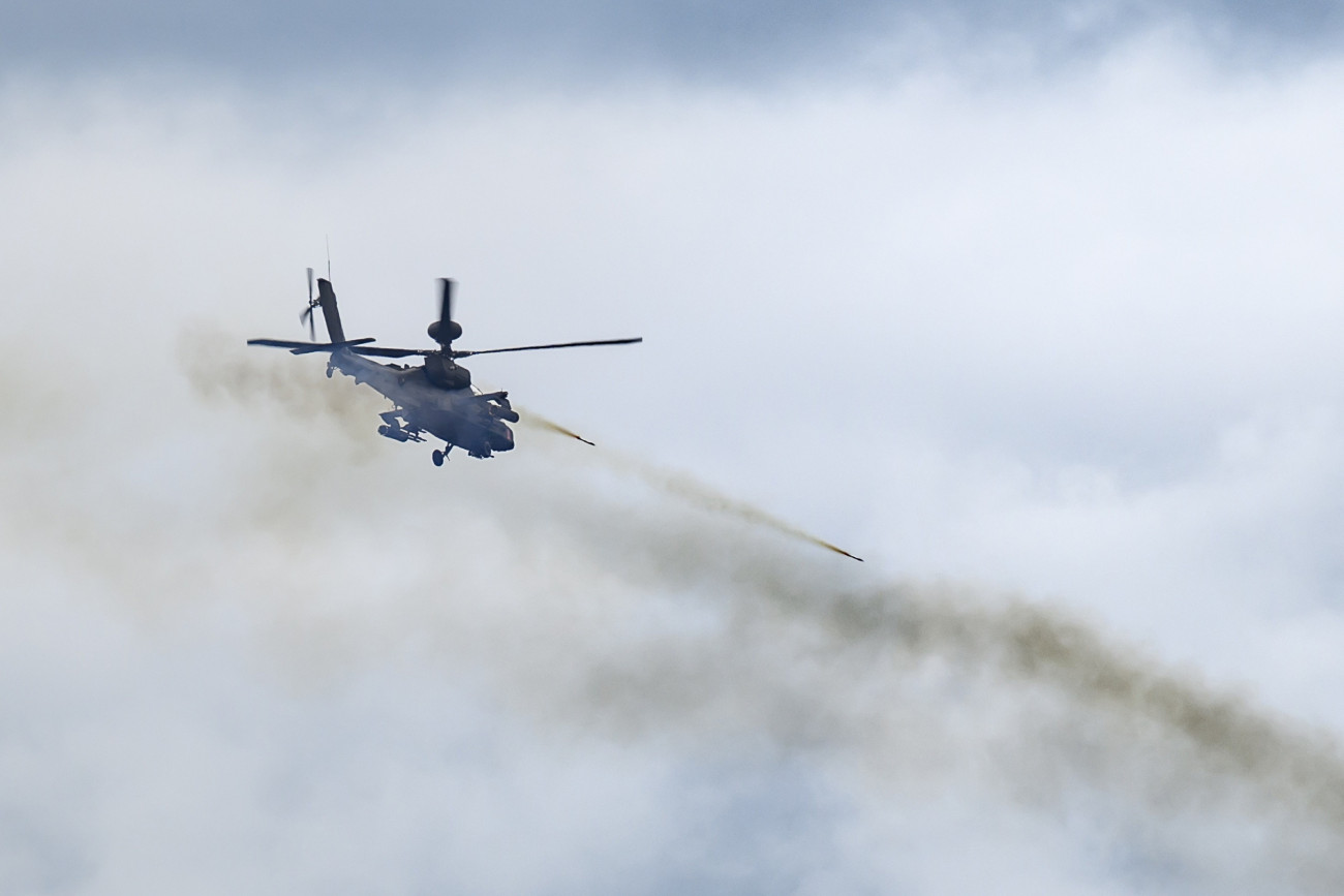Hajmáskér, 2025. június 16.
Az amerikai haderő Apache helikoptere a Saber Guardian 2025 nemzetközi hadgyakorlat dinamikus bemutatóján Hajmáskér közelében, a honvédség nullponti lő- és gyakorlóterén 2025. június 16-án. A hadgyakorlaton 800 magyar, 1200 amerikai és mintegy 600 spanyol katona vesz részt, amely június 6. és 24. között zajlik.
MTI/Vasvári Tamás