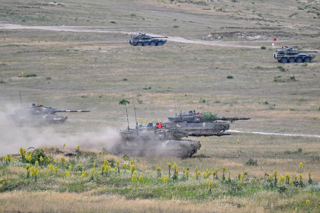 Hajmáskér, 2025. június 16.
A Saber Guardian 2025 nemzetközi hadgyakorlat dinamikus bemutatóján Hajmáskér közelében, a honvédség nullponti lő- és gyakorlóterén 2025. június 16-án. A hadgyakorlaton 800 magyar, 1200 amerikai és mintegy 600 spanyol katona vesz részt, amely június 6. és 24. között zajlik.
MTI/Vasvári Tamás