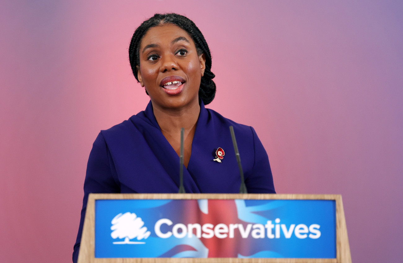 London, 2024. november 2.
Kemi Badenoch korábbi brit üzleti ügyi miniszter beszédet mond, miután megválasztották az ellenzéki Konzervatív Párt új vezetőjévé a párt londoni gyűlésén 2024. november 2-án. Margaret Thatcher, Theresa May és Liz Truss után Badenoch a brit Konzervatív Párt negyedik női vezetője.
MTI/EPA/Andy Rain