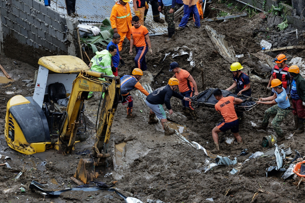 Cavite tartomány, 2025. július 25.
A Fülöp-szigeteki mentőegységek holttestet emelnek ki a sártengerből egy földcsuszamlás helyszínén, Cavite tartományban 2025. július 25-én, miután az előző napon a Co-May elnevezésű trópusi vihar elérte a szigetországot. A viharos erejű széllökések, az özönvízszerű esőzés okozta áradások és sárlavinák miatt országosan legkevesebb 25 ember vesztette életét, százezreket kellett evakuálni.
MTI/EPA/Rolex Dela Pena