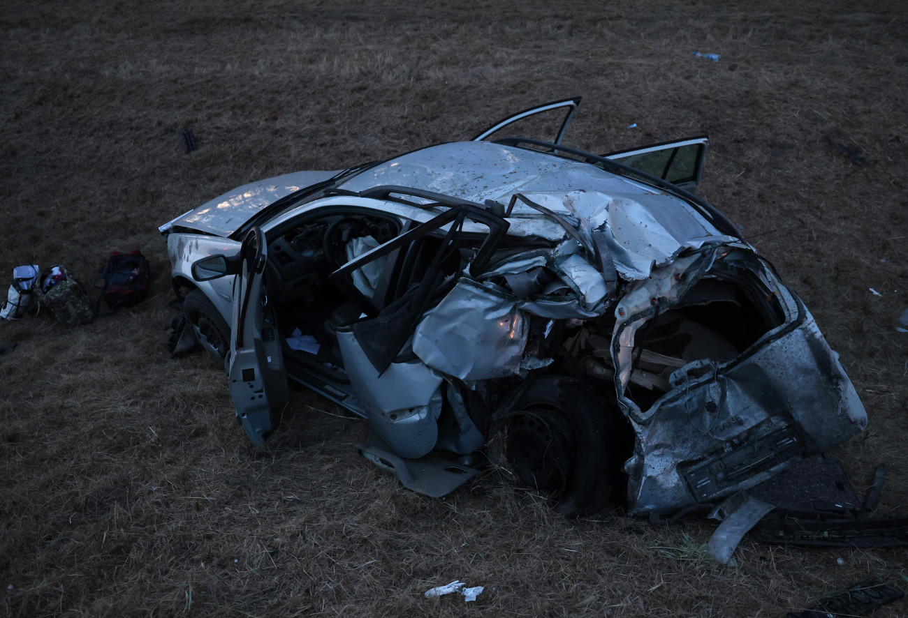 Csincse, 2025. július 26.
Összeroncsolódott személyautó az M3-as autópálya 149-es kilométerénél, a Budapest felé vezető oldalon, Csincse térségében 2025. július 25-én. A balesetben két autó és egy kisbusz ütközött össze, egy ember meghalt, heten megsérültek.
MTI/Vajda János