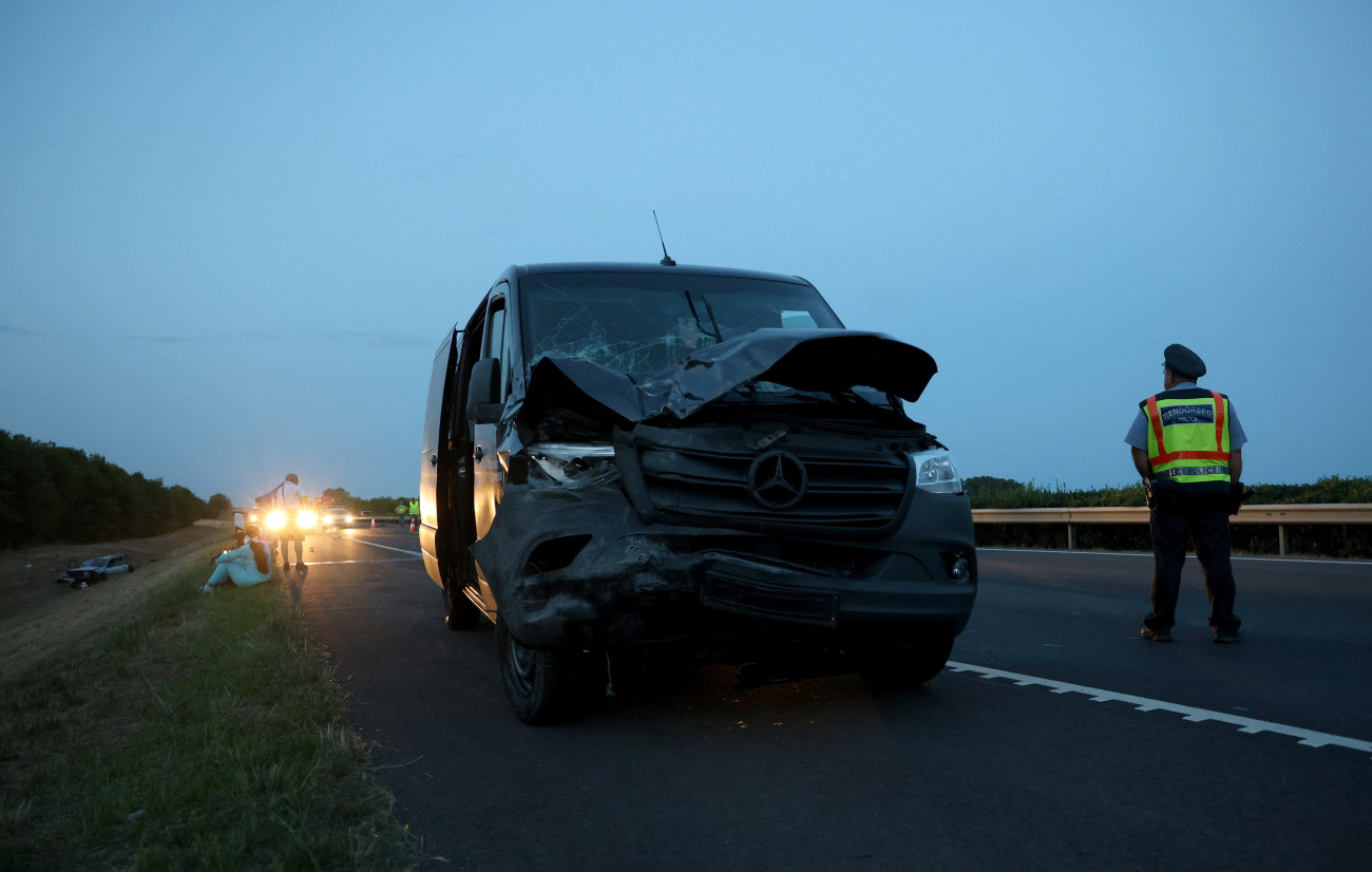 Csincse, 2025. július 26.
Összeroncsolódott kisbusz az M3-as autópálya 149-es kilométerénél, a Budapest felé vezető oldalon, Csincse térségében 2025. július 25-én. A balesetben két autó és egy kisbusz ütközött össze, egy ember meghalt, heten megsérültek.
MTI/Vajda János