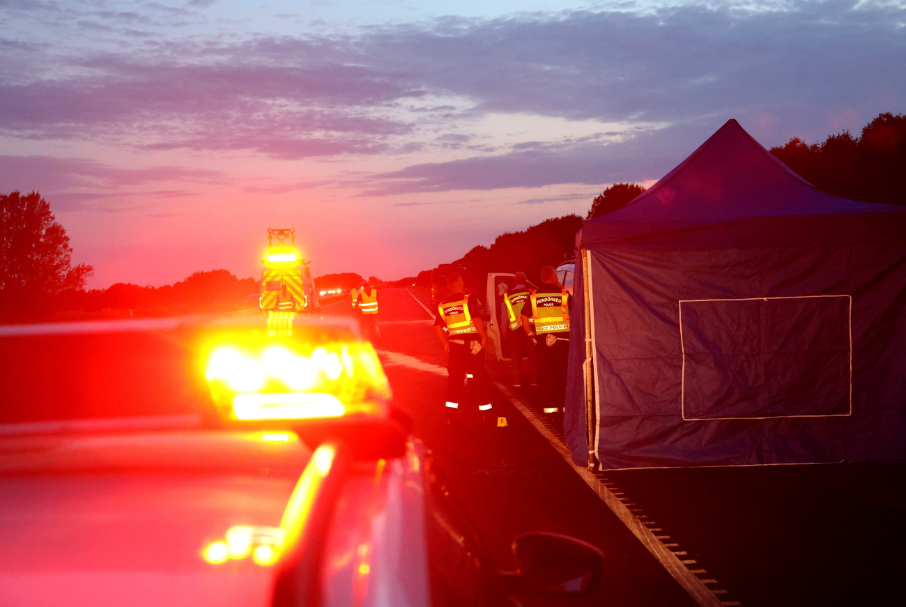 Csincse, 2025. július 26.
Rendőrök helyszínelnek az M3-as autópálya 149-es kilométerénél, a Budapest felé vezető oldalon, Csincse térségében történt hármas karambol helyszínén 2025. július 25-én. A balesetben két autó és egy kisbusz ütközött össze, egy ember meghalt, heten megsérültek.
MTI/Vajda János