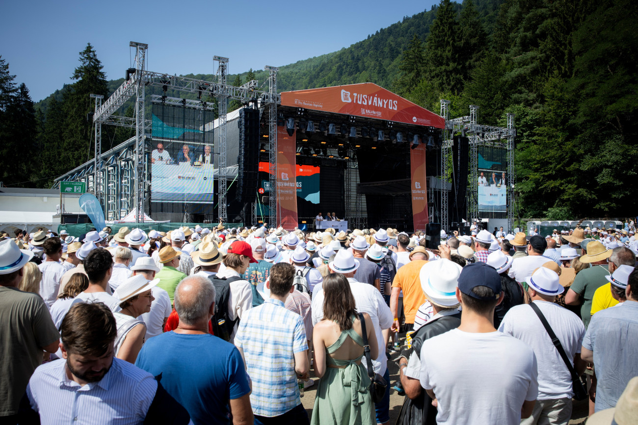 Tusnádfürdő, 2025. július 26.
A Miniszterelnöki Kommunikációs Főosztály által közreadott képen Orbán Viktor miniszterelnök (középen) a 34. Bálványosi Nyári Szabadegyetem és Diáktáborban tartott politikai fórumon az erdélyi Tusnádfürdőn 2025. július 26-án. Mellette Tőkés László, az Erdélyi Magyar Nemzeti Tanács (EMNT) elnöke (j) és Németh Zsolt, az Országgyűlés külügyi bizottságának elnöke.
MTI/Miniszterelnöki Kommunikációs Főosztály/Fischer Zoltán