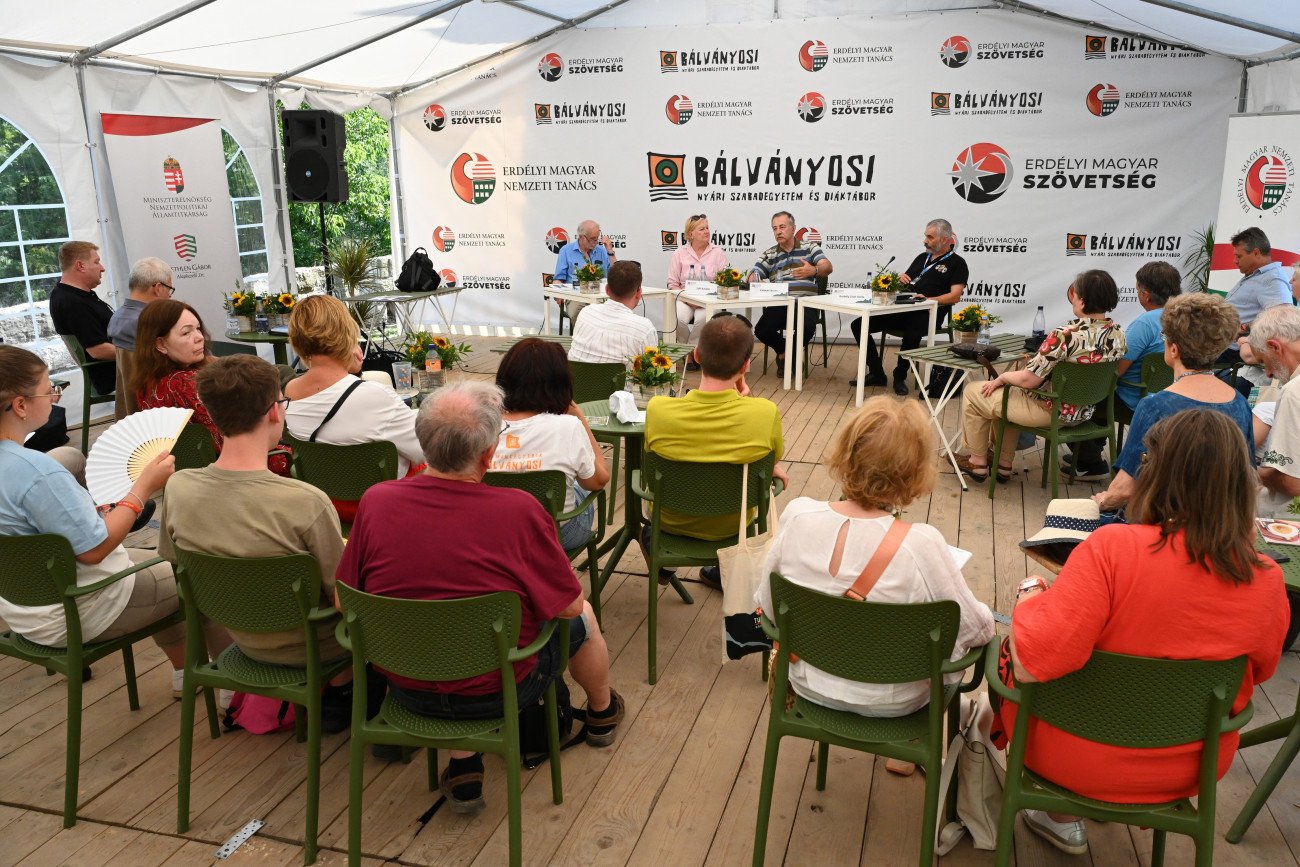 Tusnádfürdő, 2025. július 25.
Andrássy György, a Pécsi Tudományegyetem Jogbölcseleti és Társadalomelméleti Tanszékének emeritus professzora, Szili Katalin, a Kárpát-medencei autonómiatörekvésekért felelős miniszterelnöki főtanácsadó, Kalmár Ferenc, Magyarország szomszédságpolitikájának fejlesztéséért felelős miniszteri különmegbízott és Borbély Zsolt Attila moderátor, közíró, politológus, az Erdélyi Magyar Nemzeti Tanács alelnöke (b-j) a Nemzeti kisebbségek védelme az Európai Unióban című könyvbemutatón a 34. Bálványosi Nyári Szabadegyetem és Diáktáborban az erdélyi Tusnádfürdőn 2025. július 25-én.
MTI/Kátai Edit