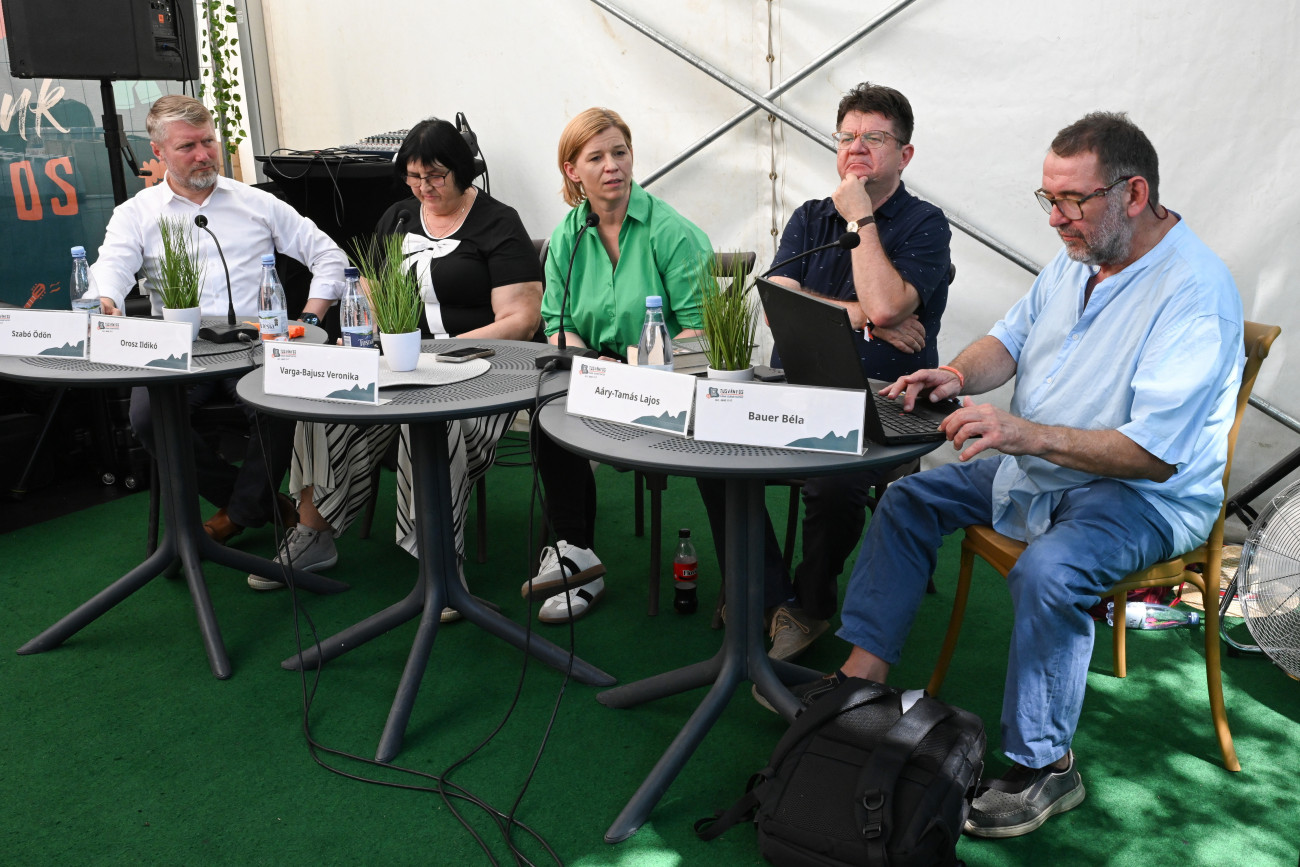 Tusnádfürdő, 2025. július 25.
Varga-Bajusz Veronika, a Kulturális és Innovációs Minisztérium felsőoktatásért, szak- és felnőttképzésért, fiatalokért felelős államtitkára (k), Orosz Ildikó, a Kárpátaljai Magyar Pedagógusszövetség elnöke (b2), Szabó Ödön, a Romániai Magyar Demokrata Szövetség (RMDSZ) képviselője (b), Aáry-Tamás Lajos, az oktatási jogok biztosa (j2) és Bauer Béla, a Századvég vezető kutatója, moderátor (j) a 34. Bálványosi Nyári Szabadegyetem és Diáktábor keretében a Felsőoktatási kihívások a Kárpát-medencében - Egyetem 2030 címmel rendezett pódiumbeszélgetésen az erdélyi Tusnádfürdőn 2025. július 25-én.
MTI/Kátai Edit