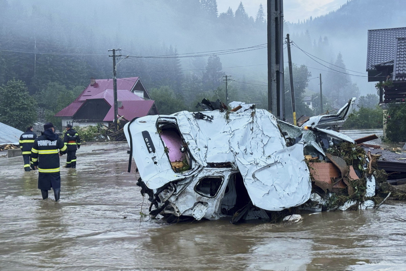 Brosteni, 2025. július 28.
A román katasztrófaelhárító szolgálat suceavai részlegének (ISU Suceava) képén árvíz az észak-romániai Brosteniben 2025. július 28-án. A térséget sújtó árvizek miatt mintegy 880 embernek kellett kiköltöznie otthonából.
MTI/AP/ISU Suceava
